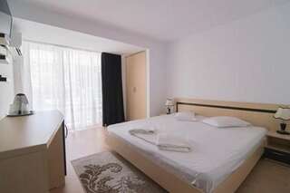 Отель Hotel Venus Мамая Улучшенный двухместный номер с 1 кроватью или 2 отдельными кроватями и балконом-4
